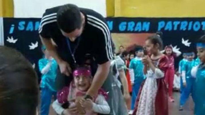 Emocionante- un profesor ayudoacute a una nena a ponerse de pie y bailar