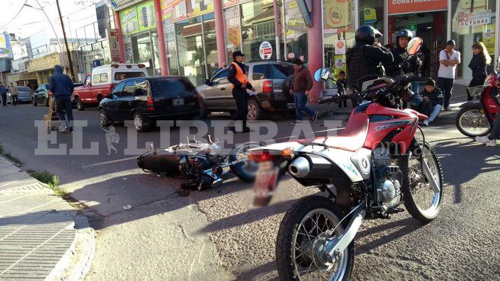 Un motociclista herido tras violento choque en esquina ceacutentrica