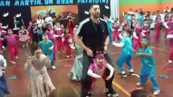 Mathias el profe que ayudoacute a bailar a una nena agradecioacute por la viralizacioacuten de su video