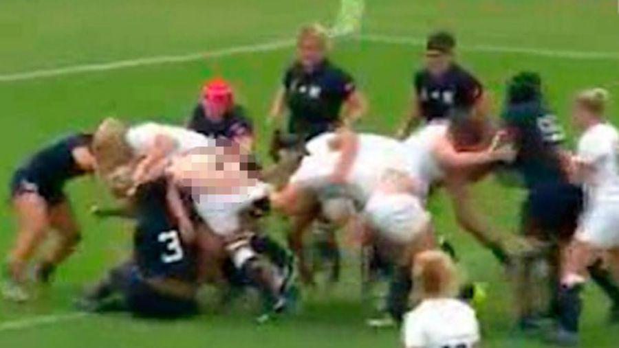 Insoacutelito- Quedoacute semidesnuda en un tackle en el Mundial de Rugby Femenino