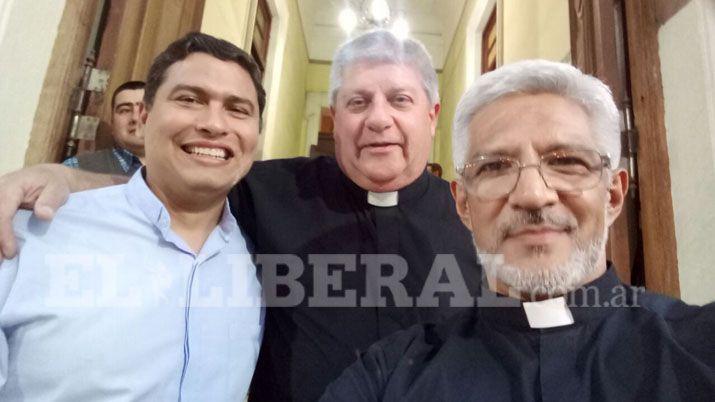 En la foto el padre Gastón Cuello (izq) y el padre Jorge Ramírez (der) junto al nuevo obispo auxiliar de Santiago del Estero