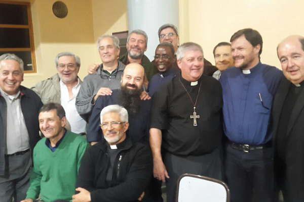 Presbiacuteteros santiaguentildeos participaron de la misa