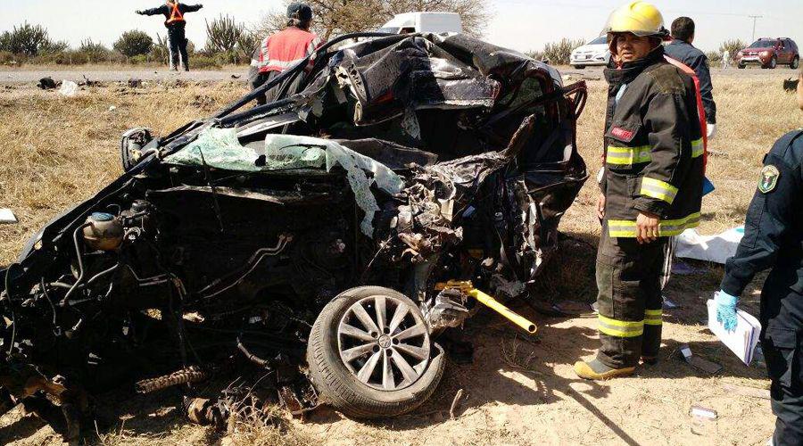 Choque frontal entre un colectivo y un auto se cobroacute la vida de un hombre
