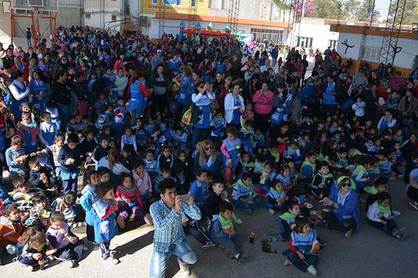 Maacutes de 1500 pequentildeos de los jardines de infantes municipales festejaron anticipadamente su diacutea