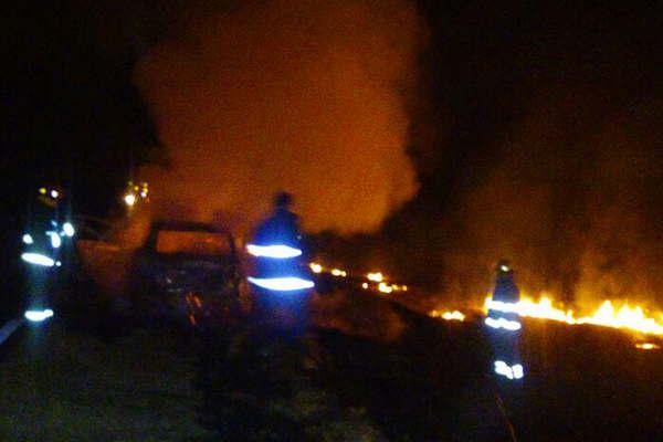 Incendio destruyoacute auto de tres turistas cordobeses antes de arribar a Las Termas de Riacuteo Hondo