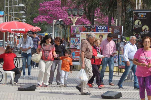 Turistas de distintos puntos del paiacutes disfrutan a  pleno los atractivos de Las Termas de Riacuteo Hondo 