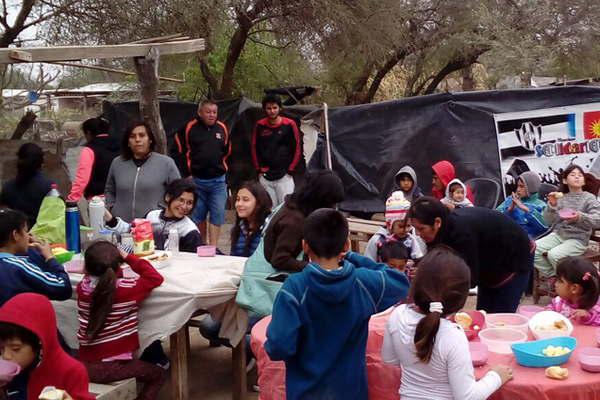 El comedor Alegrando caritas recibioacute a los Hinchas Solidarios
