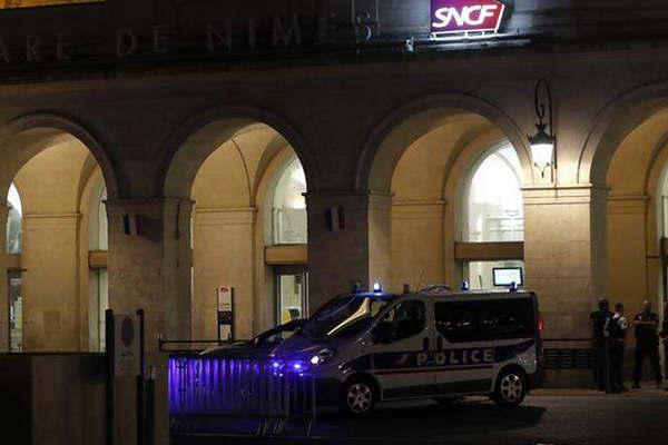 Hombre genera paacutenico con una pistola falsa