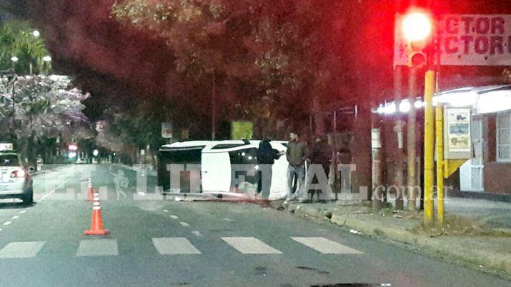 Chocoacute violentamente a una camioneta estacionada produciendo un vuelco