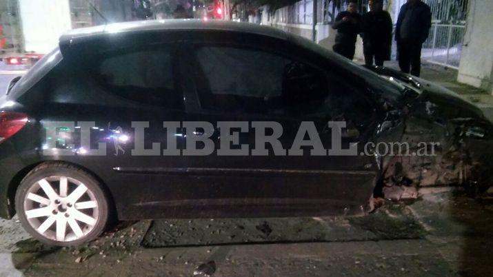Chocoacute violentamente a una camioneta estacionada produciendo un vuelco