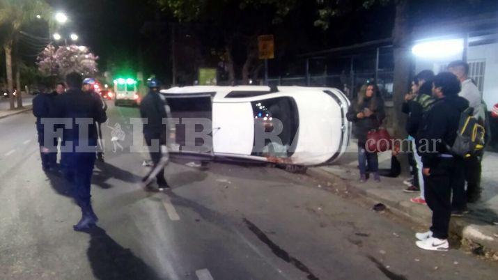 Chocoacute violentamente a una camioneta estacionada produciendo un vuelco