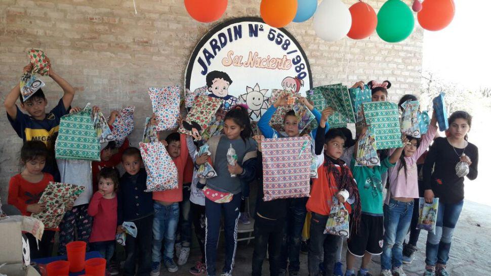 Una escuela rural festejo el diacutea del nintildeo en Atamisqui