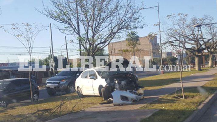 Automovilista se durmioacute e incrustoacute su auto contra un aacuterbol