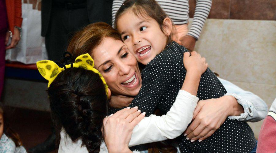 La Gobernadora saludoacute a los nintildeos en su diacutea