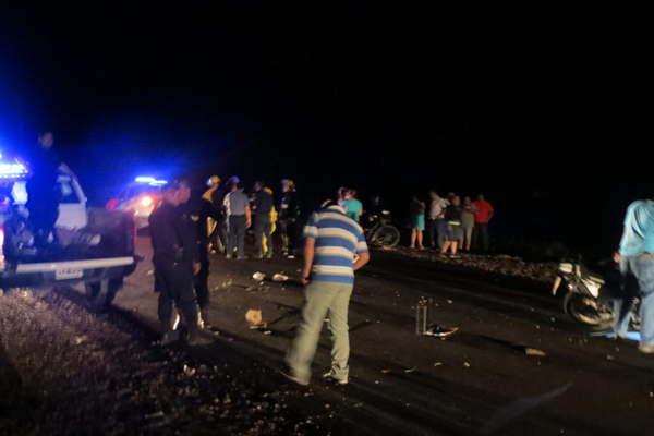 Motociclista atropelloacute matoacute a dos joacutevenes y lo entregoacute su padre