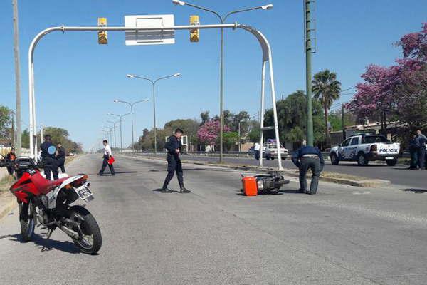 Mototraacutemite murioacute al esquivar un auto y chocar con una estructura de metal