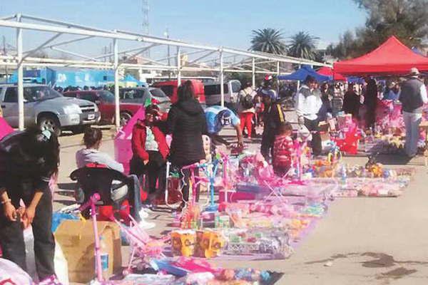 Autorizan maacutes de 50 puestos de vendedores de juguetes