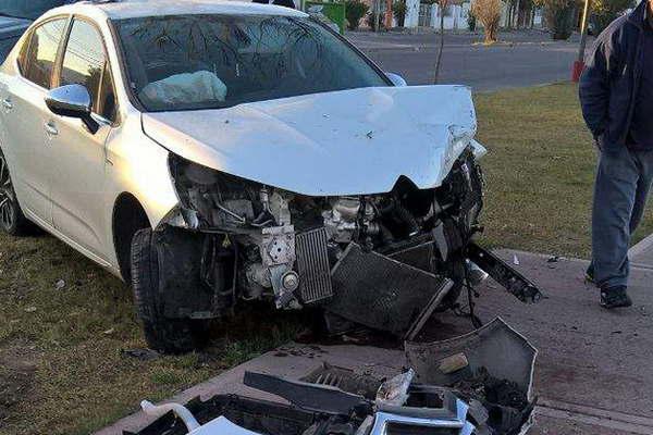 Se durmioacute al volante y colisionoacute un  aacuterbol del bulevar