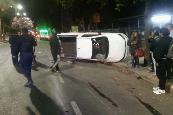 Perdioacute el control de su auto y chocoacute una camioneta estacionada