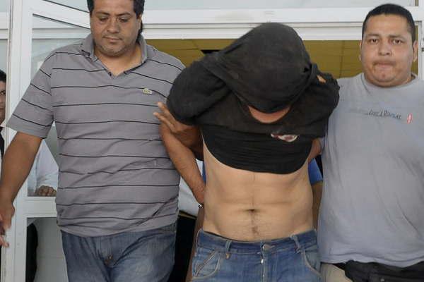 Portentildeo preso por agredir a policiacuteas en un boliche 
