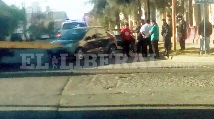 Dantildeos materiales tras fuerte choque en avenida Moreno