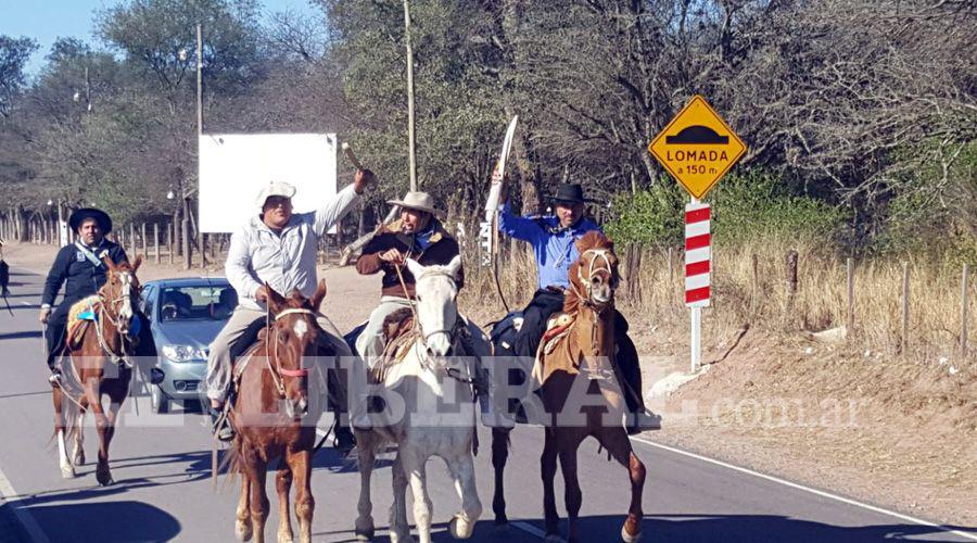La 10ordf Cabalgata en Honor al Gral San Martiacuten pasoacute por Santiago