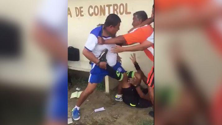 VIDEO Un ayudante de campo molioacute a trompadas a un aacuterbitro