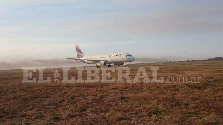 El momento en que las langostas invaden el aeropuerto de Las Termas