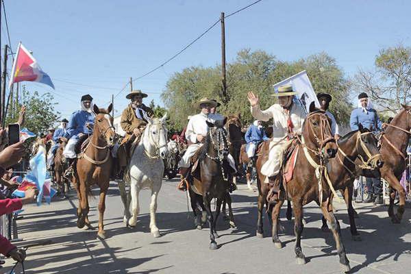 El senador Gerardo Zamora participoacute de la cabalgata en honor al General Joseacute de San Martiacuten