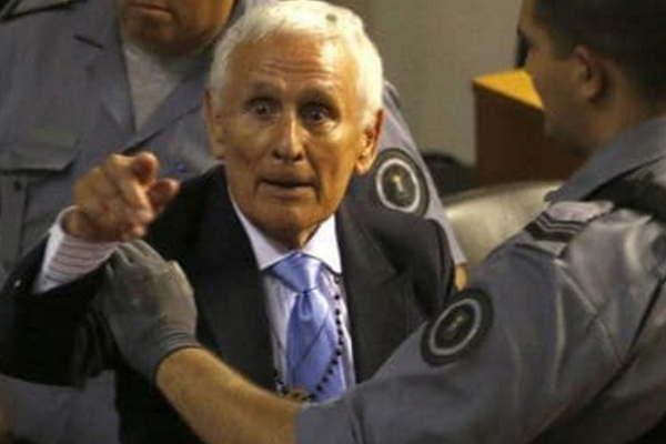 Miguel Etchecolatz manteniacutea  su condicioacuten de policiacutea y fue exonerado junto con otros retirados