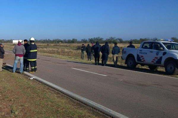 Policiacutea santiaguentildeo y un cordobeacutes se salvan de milagro tras violento vuelco
