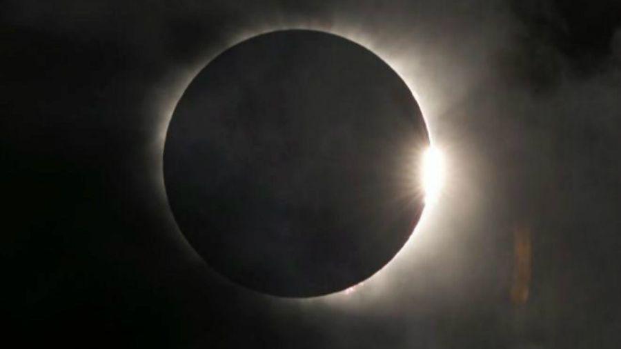 Impresionante- Asiacute se vioacute el eclipse solar desde un avioacuten
