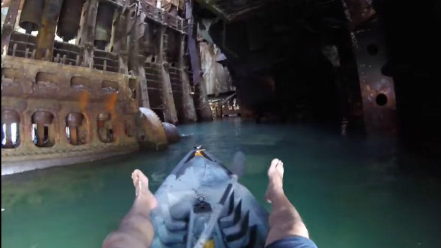 Las increiacutebles imaacutegenes tomadas desde un kayak en el interior de un barco abandonado