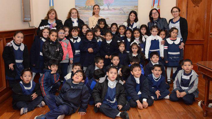 Jardineritos de la Escuela Normal visitaron a la Gobernadora
