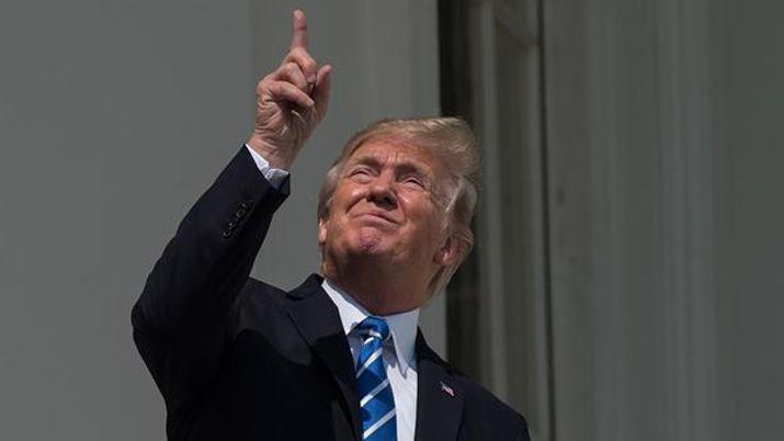Donald Trump mirando el eclipse 