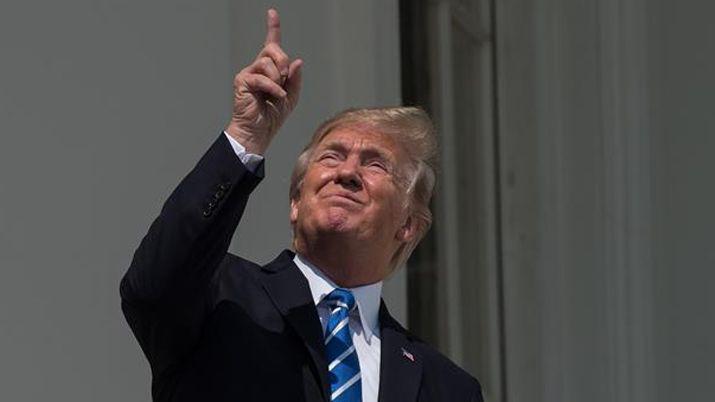 Donald Trump mirando el eclipse