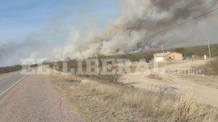 Impresionante quema de campos en Los Telares