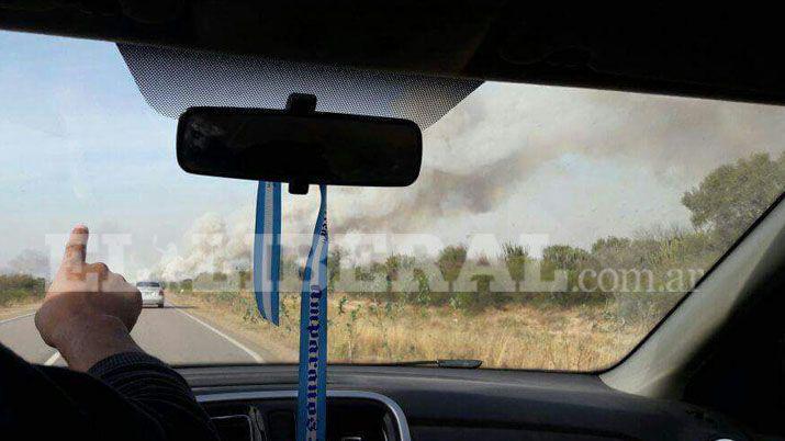 Impresionante quema de campos en Los Telares