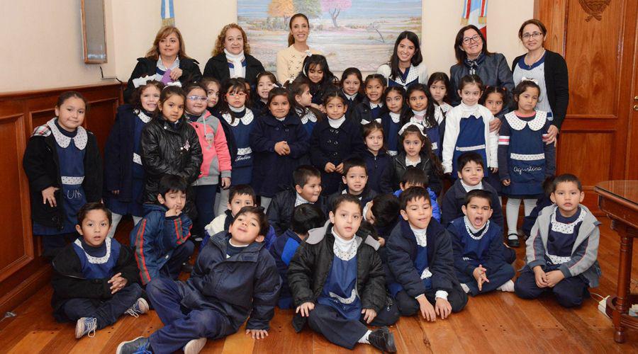 La gobernadora elogioacute la tarea de los docentes santiaguentildeos en una reunioacuten con comunidad educativa