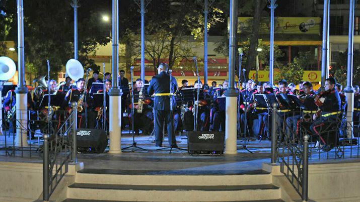 La Banda de Muacutesica brindoacute un concierto  en la plaza Libertad