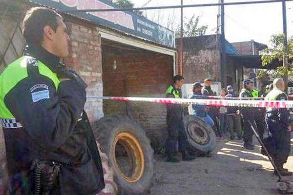 Viviacutea bajo un puente le dieron empleo en una gomeriacutea  hace menos de un mes y murioacute al estallarle un neumaacutetico