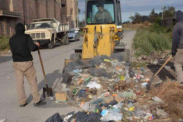Personal municipal realizoacute la limpieza y desenlame de la acequia de calle Dalmiro Coronel Lugones