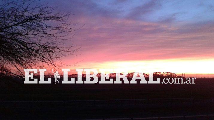 Imponente amanecer en Santiago con el cielo rojizo