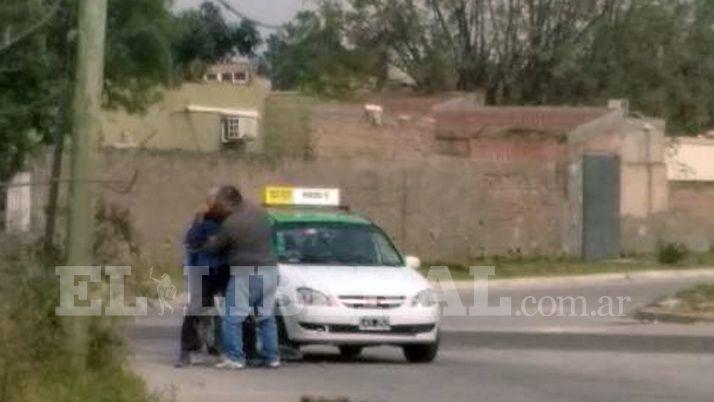 Un remis chocoacute estrepitosamente a un anciano en una bicicleta