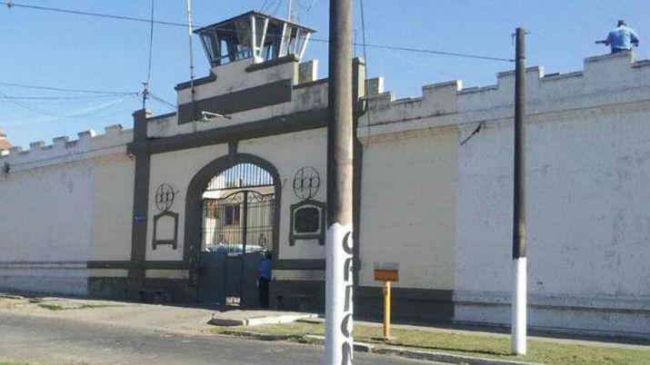 Doscientos presos realizan una huelga de hambre en el penal de Tucumaacuten
