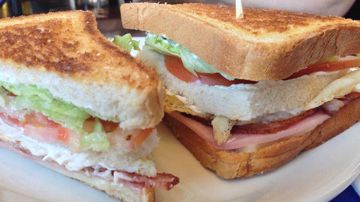 Un hombre murioacute atragantado mientras comiacutea un saacutendwich