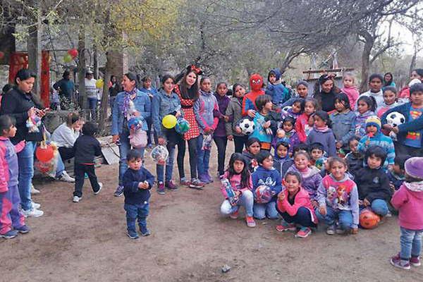 Organizaron sendas fiestas infantiles en La Daacutersena