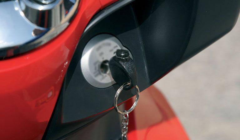 Dejoacute las llaves en su moto nueva y se la llevaron junto con 6000