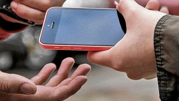 Un nintildeo de 12 antildeos fue violentamente asaltado por motochorros