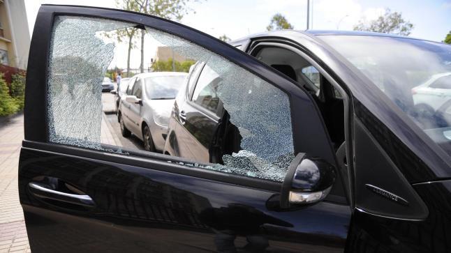 Roban 30 mil pesos desde un auto estacionado en pleno centro